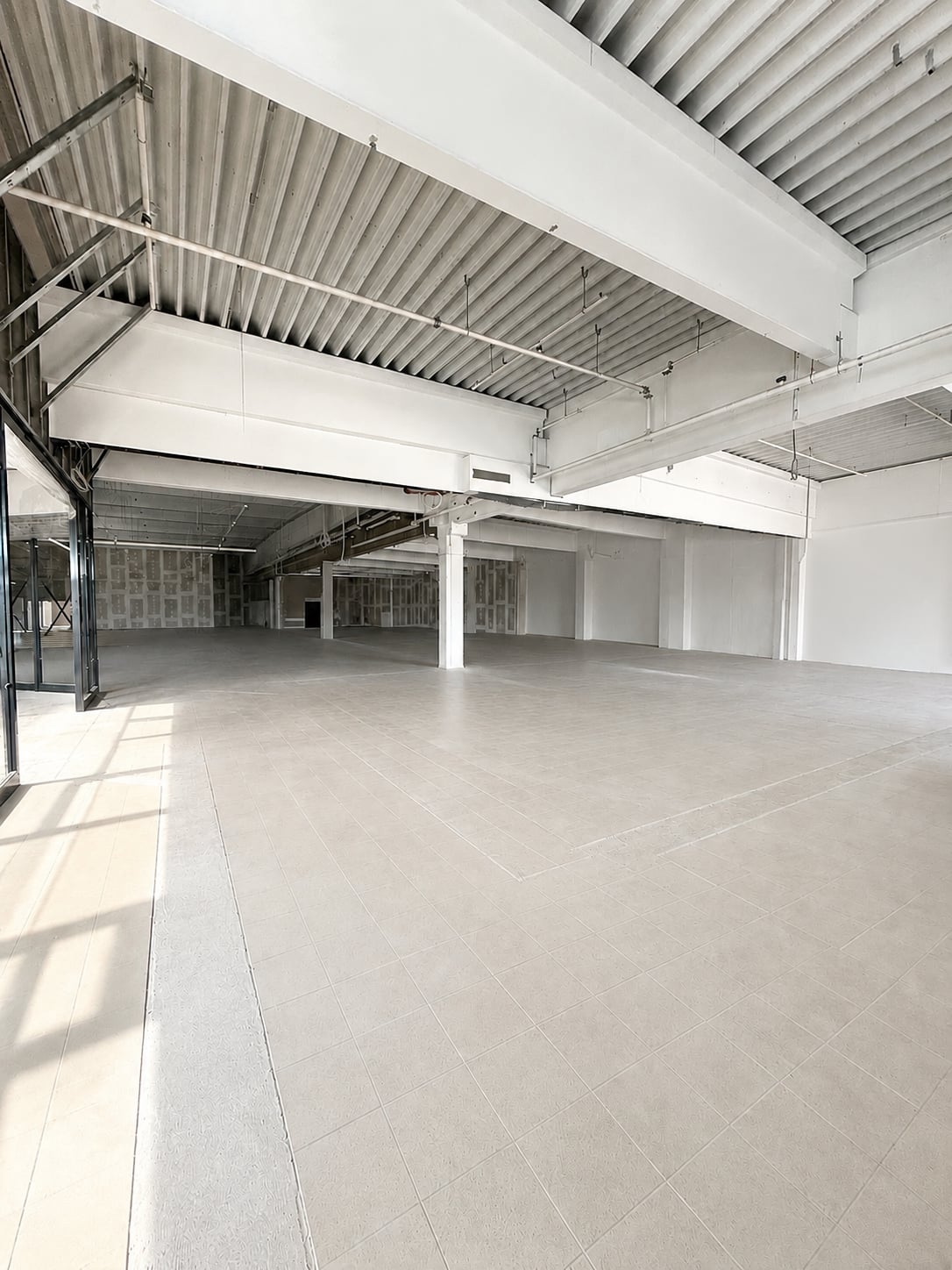Großflächige Bodenreinigung der Gewerbefläche