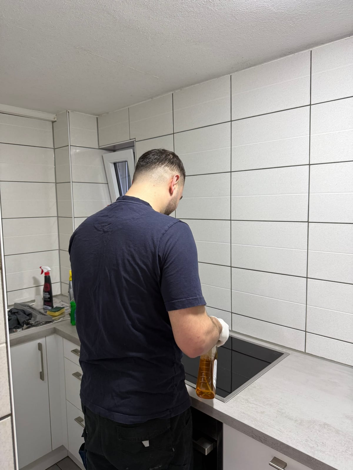 Mitarbeiter von T•O Reinigungsservice bei der Reinigung einer Küchenarbeitsplatte