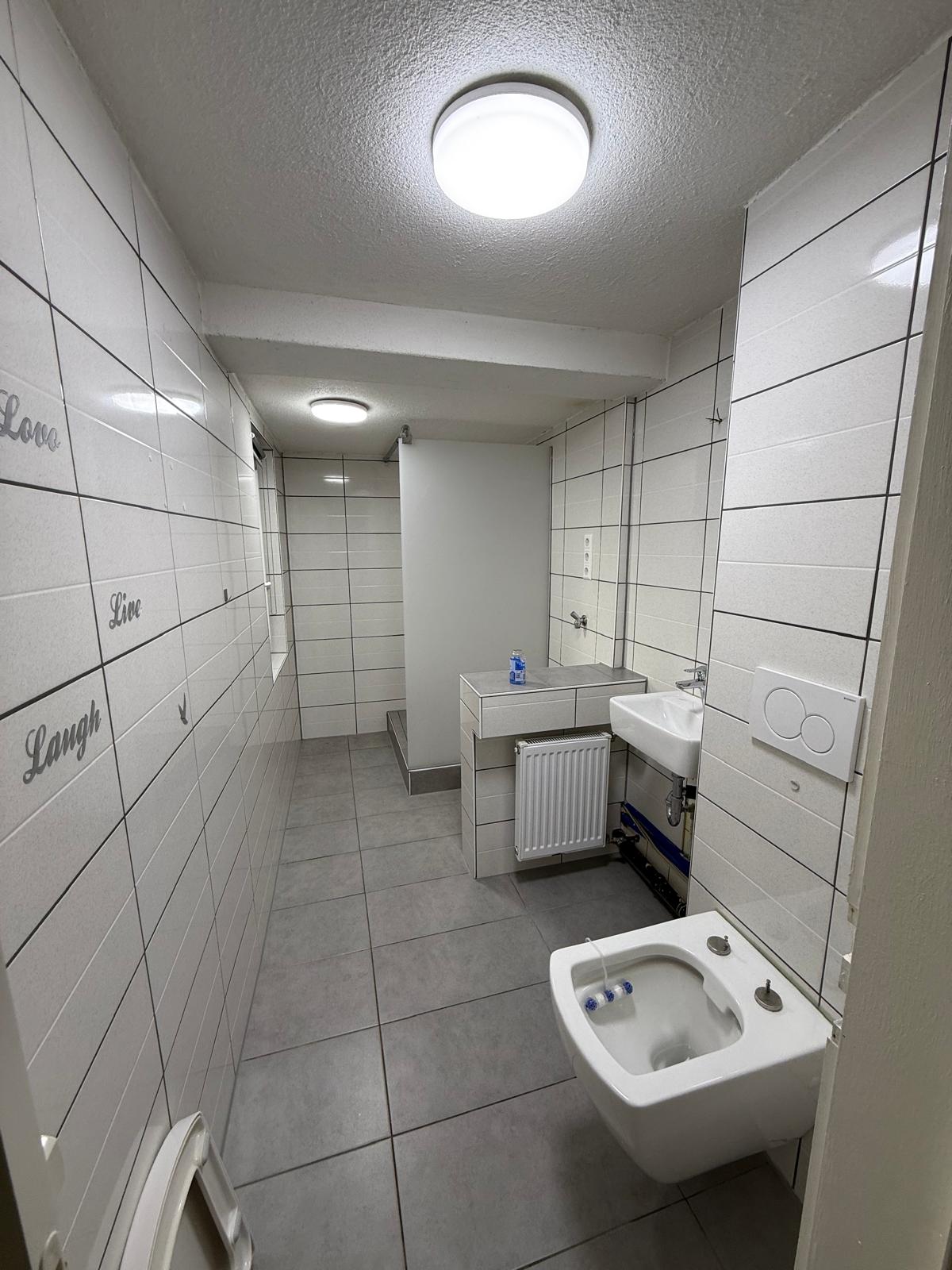 Gereinigtes Waschbecken in einem Sanitärbereich