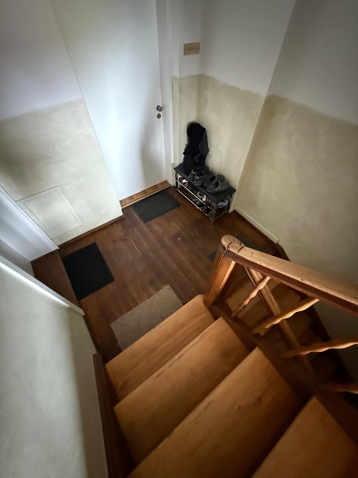 Gepflegter Treppenhauseingang eines Mehrfamilienhauses